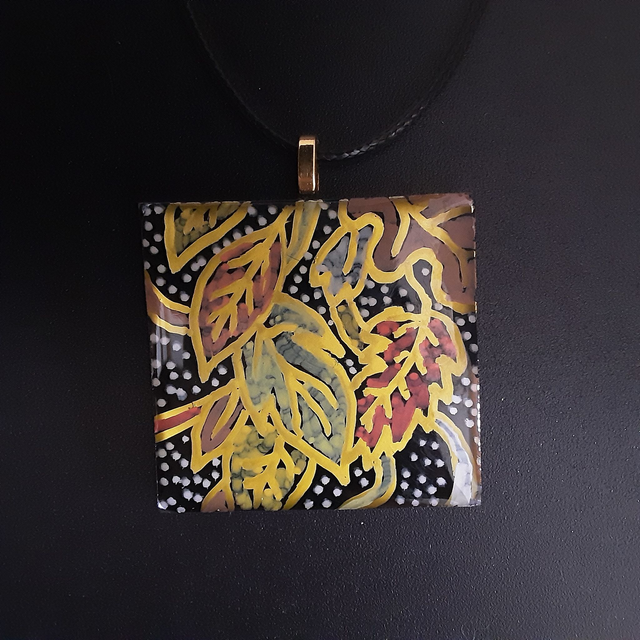 Pendentif grand carré collection Elegance-fond noir et motif fleuri automne