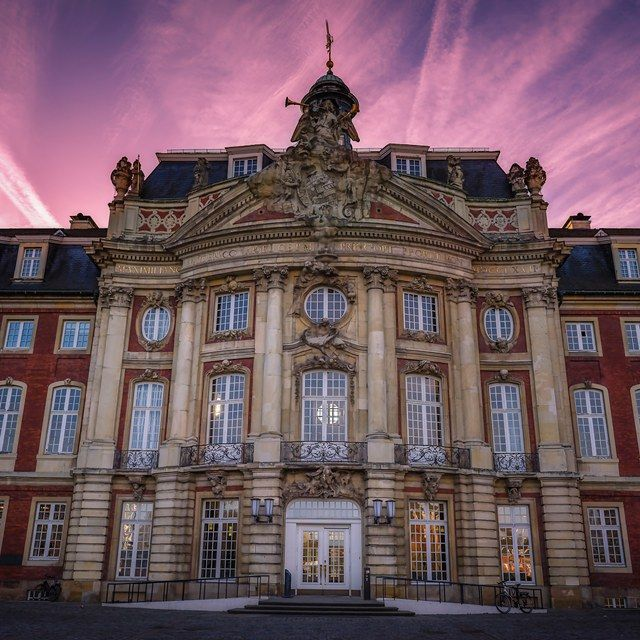 Schlossfassade unter rosa Himmel