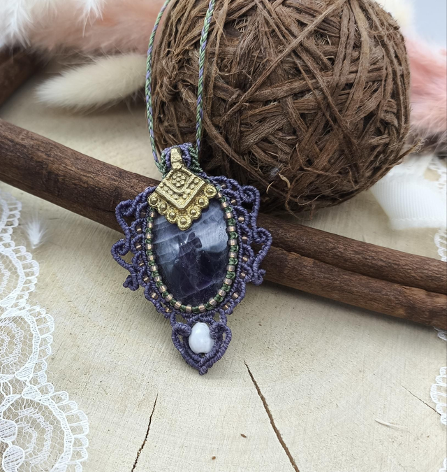 Collier pendentif améthyste, bijou laiton et graine larme de job