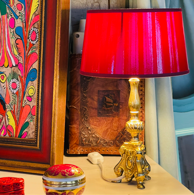 Vintage Messingleuchte mit rotem Lackschirm