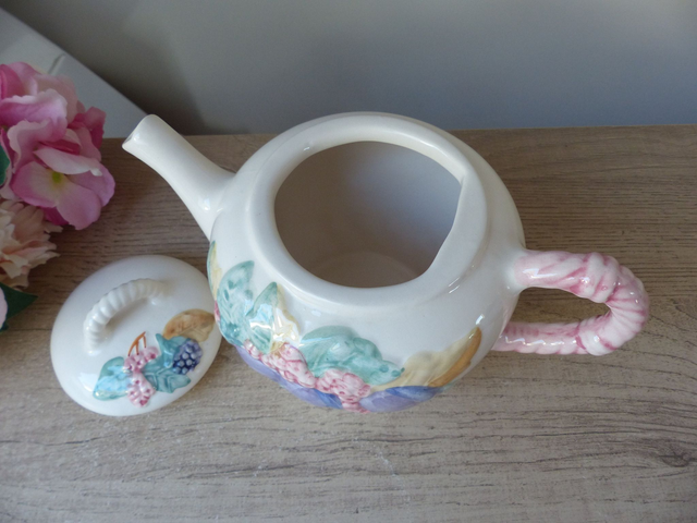 Ancienne Théière en Céramique – Panier de Fruits du Jardin en Relief – Prunes, Fraise, Groseilles – Anse Rose – Objet Vintage Déco Cuisine