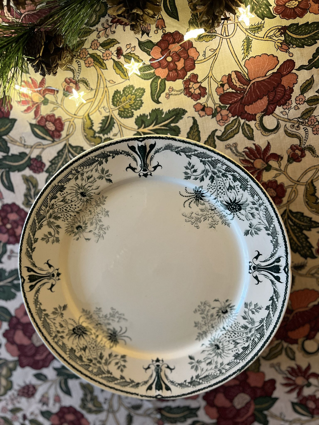 MOLIERE - Plat piédouche (ou présentoir) signé Sarreguemines - Terre de Fer