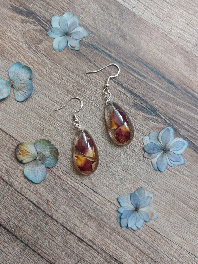 Boucles d'oreilles - pétales de rosiers rouges