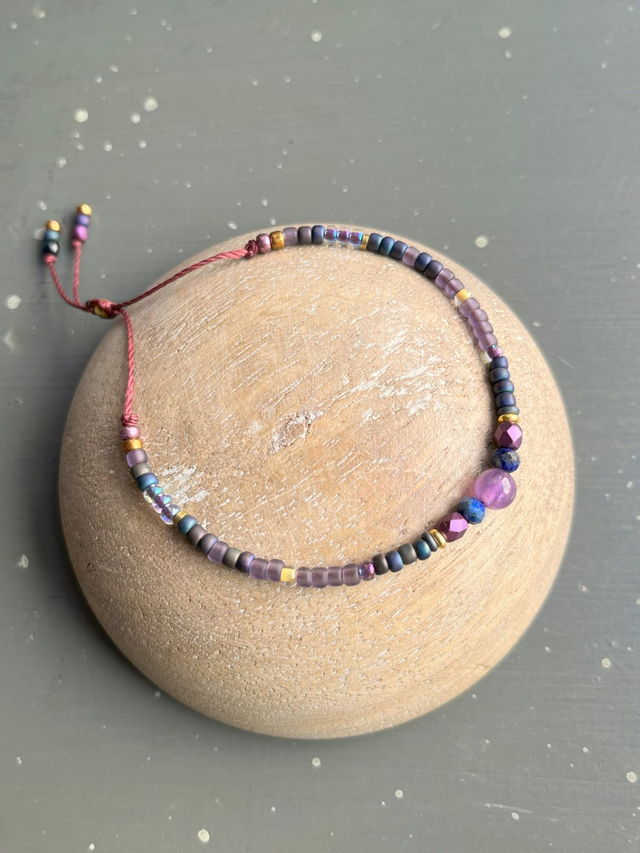 Bracelet fin en perles de rocailles et semi précieuses améthyste et lapis lazuli