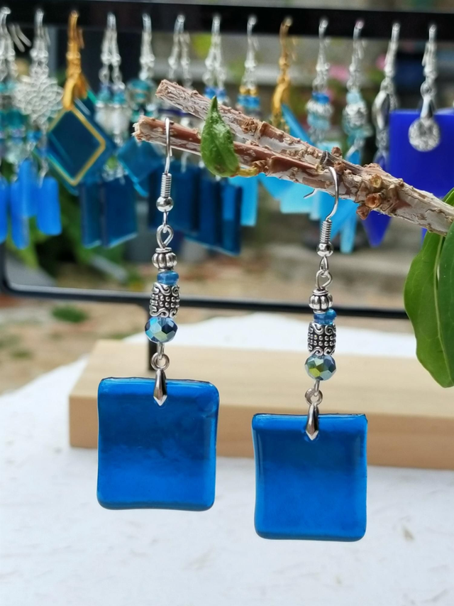 Boucles d&#039;oreilles en verre bleu. 