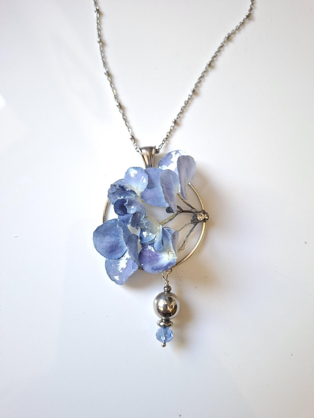 Collier "Amaranthe", fleurs d Hortensia bleu naturelles résinées acier inoxydable Argent 