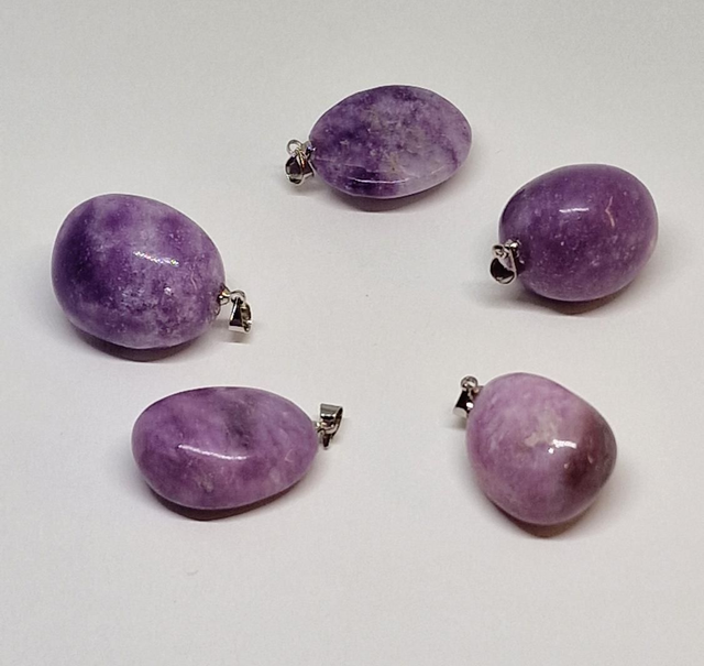 Pendentif pierre roulée en Lépidolite claire A 