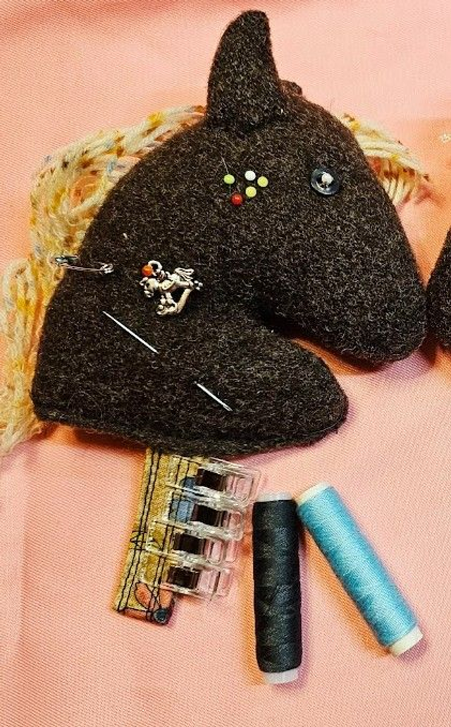 Neulatyyny paketti - pincushion kit