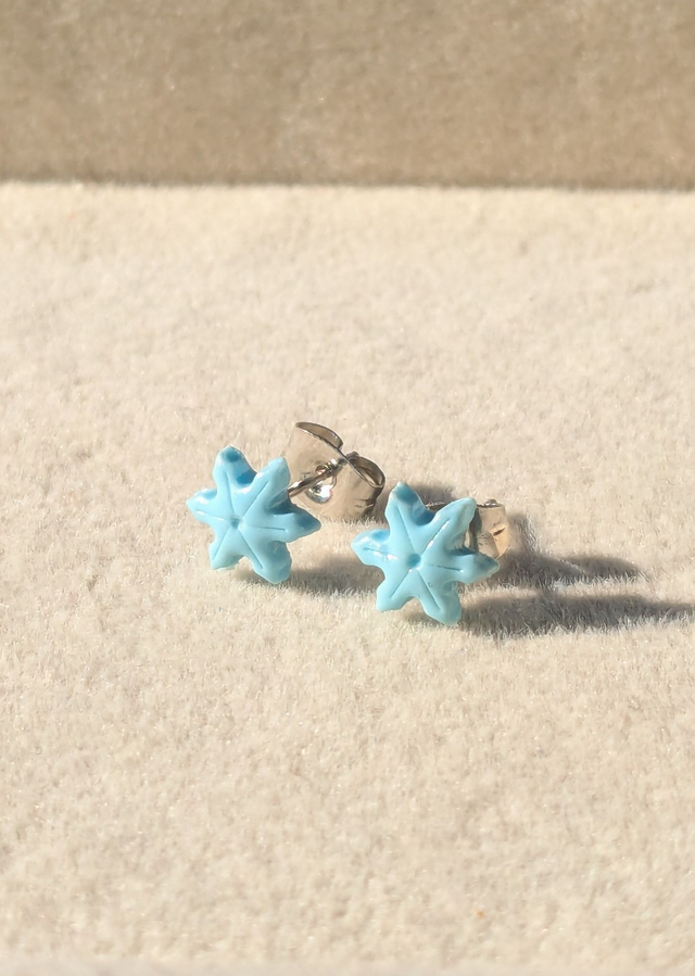 Boucles d'oreilles puces flocons de neige bleus