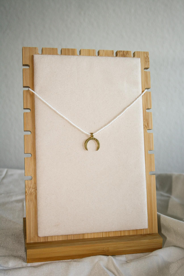 Sommerliche Kette in Weiß mit liegendem Halbmond-Anhänger