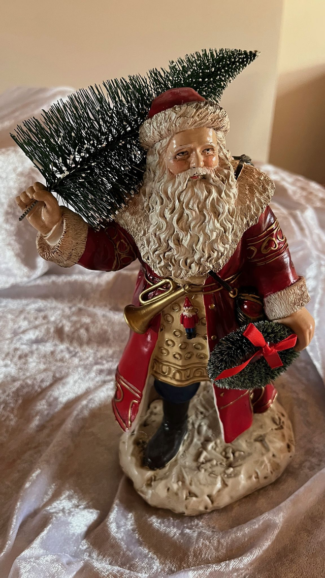 Weihnachtsmann mit Baum – dekorative Weihnachtsfigur