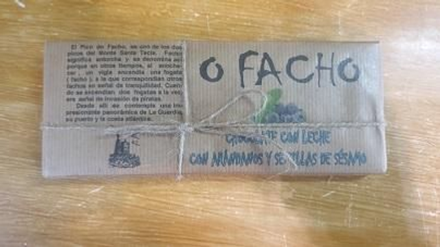 Chocolate con leche con arándanos y sésamo "O FACHO"