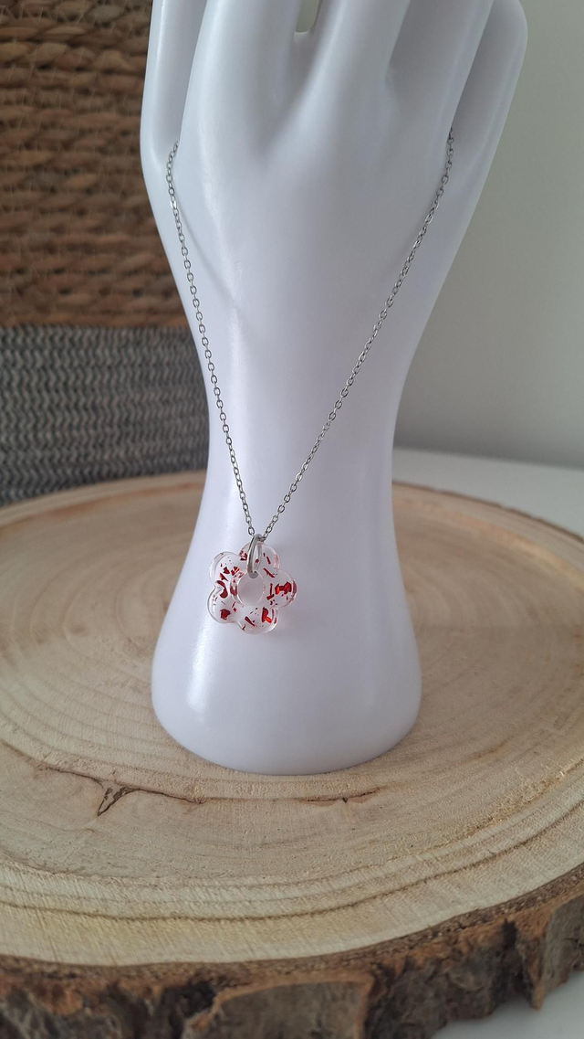 Collier argenté fleur feuilles rouges