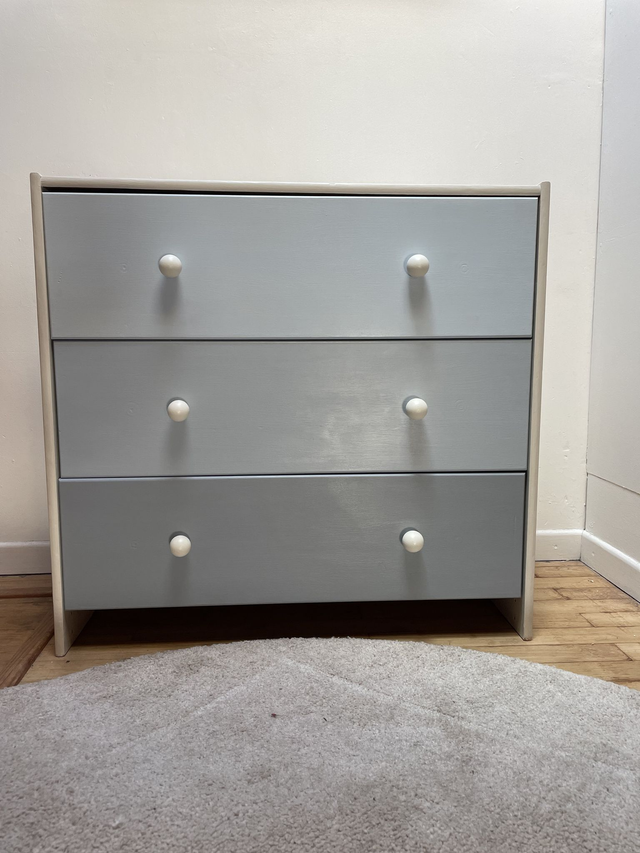 Petite commode en pin