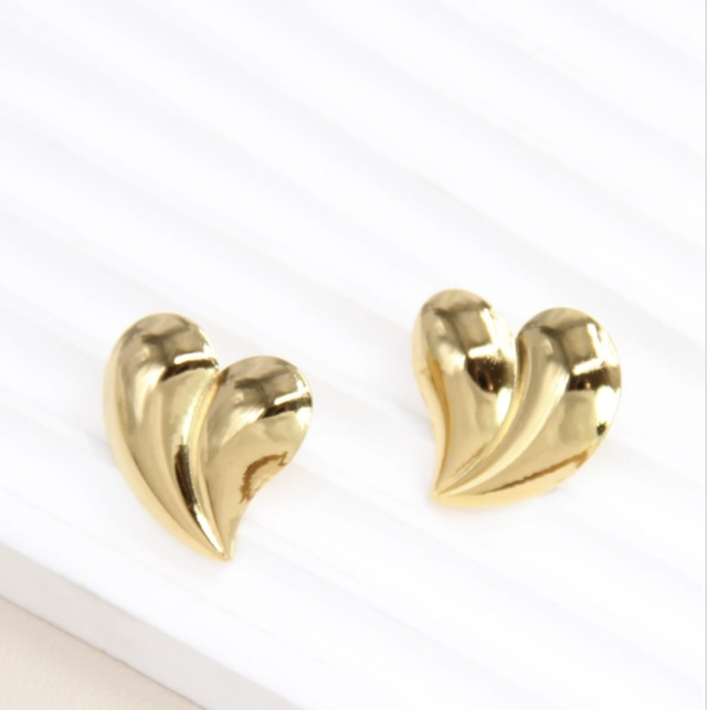 Boucles d’oreilles dorées cœur sculptural