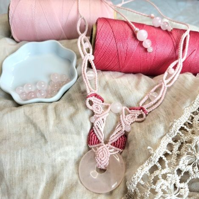 Kit Collier Lyra quartz rose (micro-macramé fils roses et rouges)