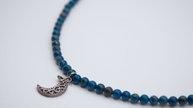 Collier lune de métal et perles de lapis lazuli