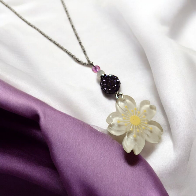Collier acier inoxydable et cristal violet et blanc fleur