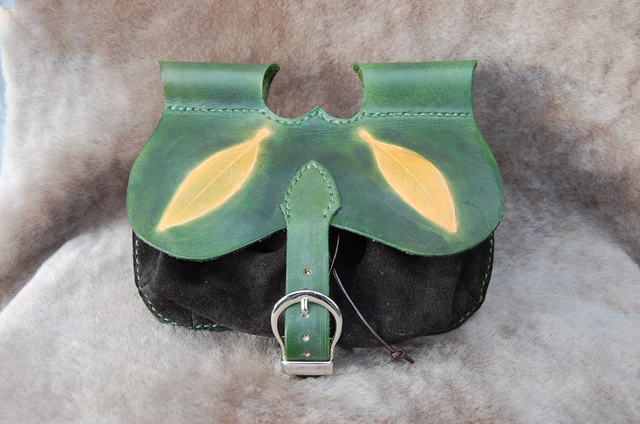 Escarcelle en cuir  de style médiéval avec feuilles incrustées spécial cordes.