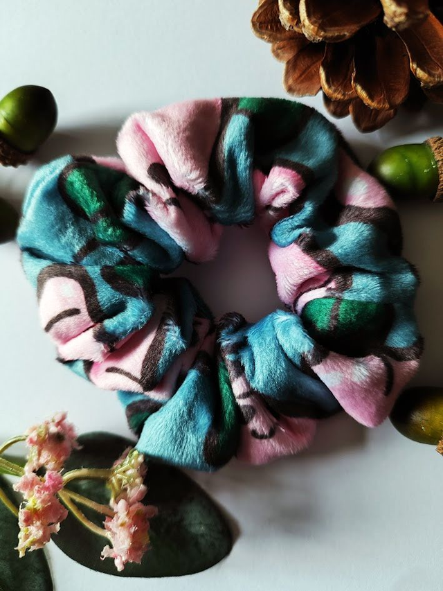 Worm Scrunchie