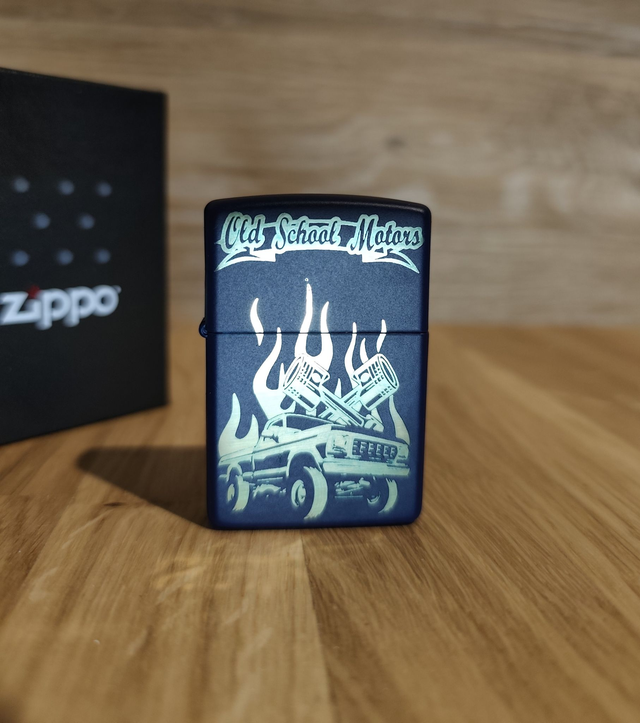 Zippo Bleu Navy – Gravure Pick-Up Old School (Modèle Unique)