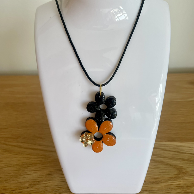 Collier fleurs en bois 