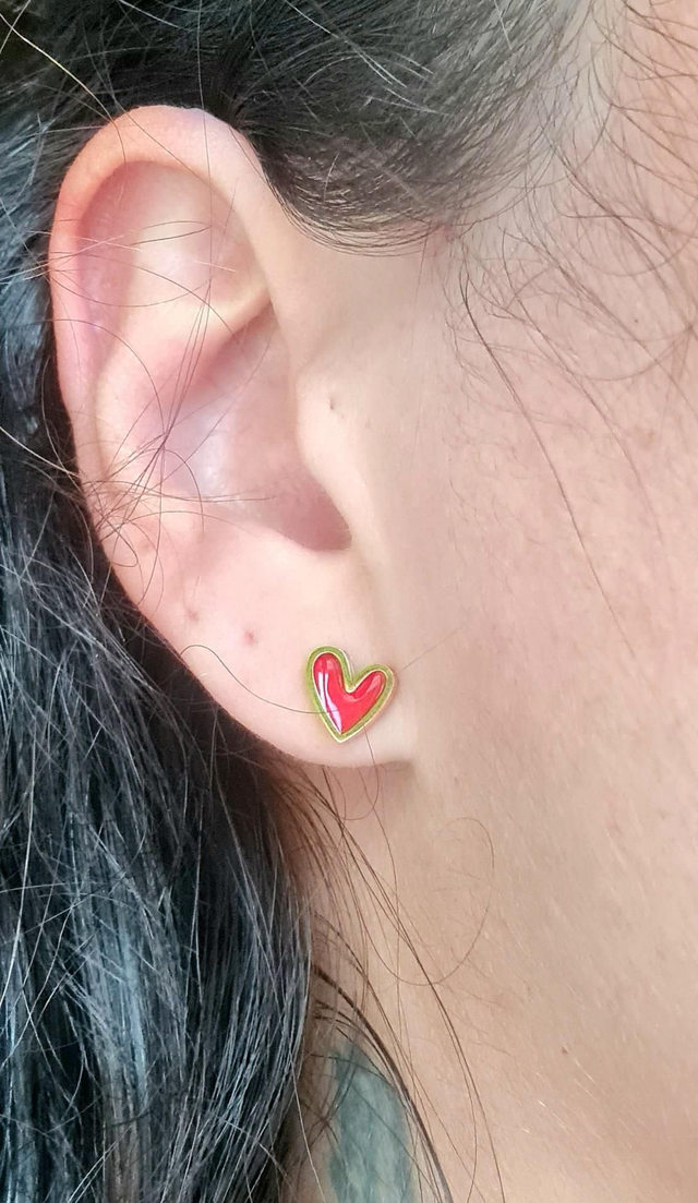 Clous d'oreilles "Flirt" en acier inoxydable or, intérieur rouge