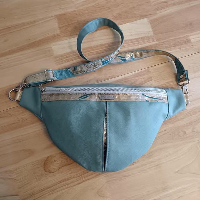 Sac Banane Simili cuir bleu clair et toile de coton - Intérieur en coton imprimé motif floral - Fait main