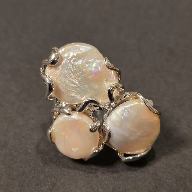 Anello in filo di bronzo placcato oro bianco 18k, con tris di perle AAA 