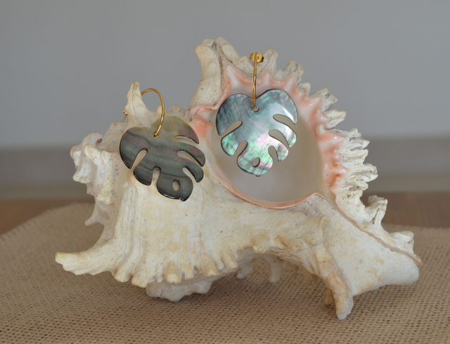 Boucles d'oreilles - créole dorée acier inoxydable 2,5 cm - feuille "APE" nacre 4 cm