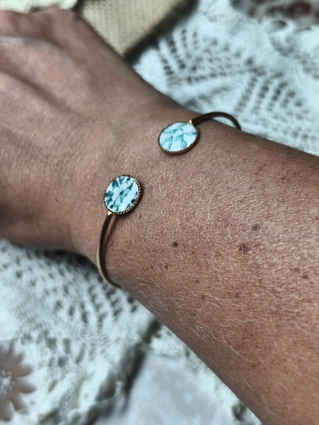 Bracelet doré "petite fleur" vert