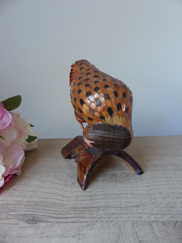 Sculpture artisanale vintage d’un oiseau en bambou et osier – Scène de chasse au faisan sur socle en bois, années 70, fabriquée à la main