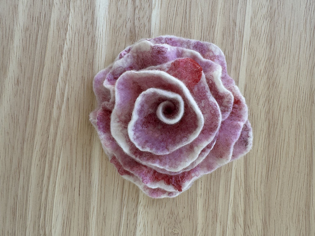 🌸 Zarte Filzrose 🌸 Handgefertigte Brosche aus Merinowolle und Seide 