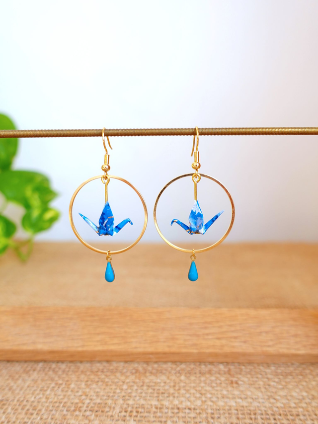 Oiseaux, Grue en Origami / Crochets plaqué or 14K / Papier japonais washi / Bleu, Or / Créole, Anneaux / Boucles d'oreilles / Bijou origami /