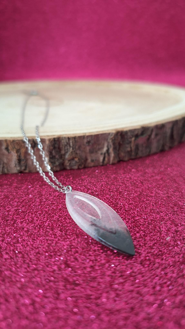 Collier argenté goutte noire/blanche