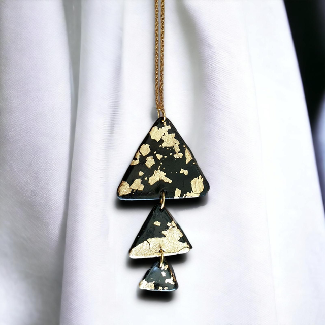 Collier noir avec feuilles dorés 