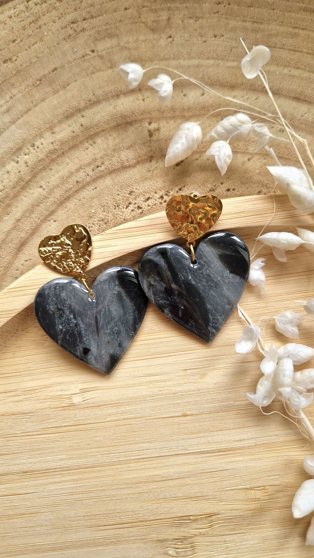 Plaisante marbré noir– Boucles d’oreilles artisanales en pâte polymère et résine  