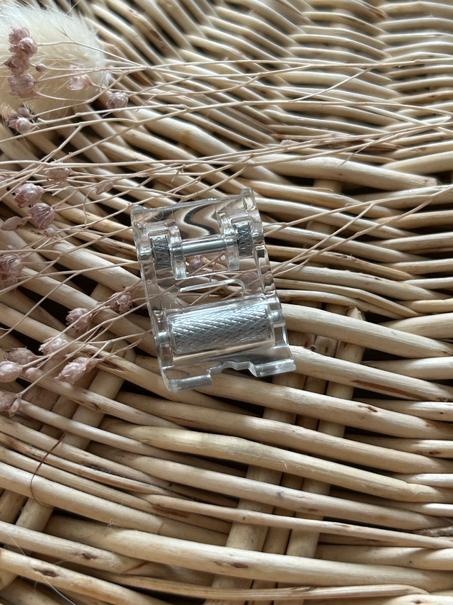 Pied de machine à coudre spécial cuir