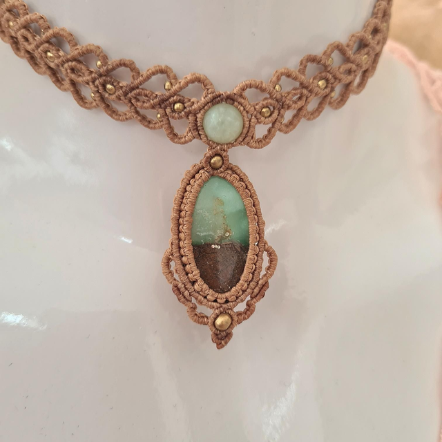 Ras de cou en micro macramé accompagné d'une chrysoprase et d une perle serpentine