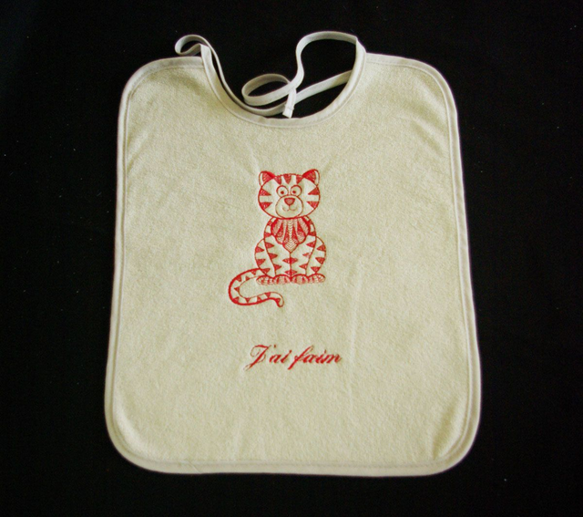 111-Bavoir brodé "Redwork" BEIGE