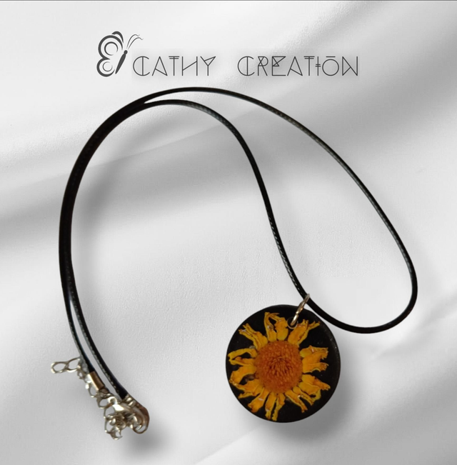 Collier avec inclusion de fleur