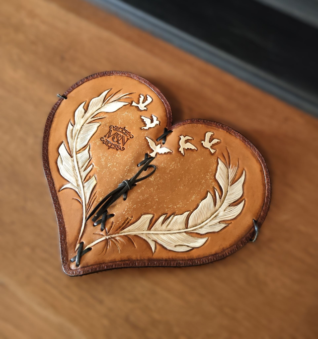 Carnet artisanal en cuir coeur de plumes