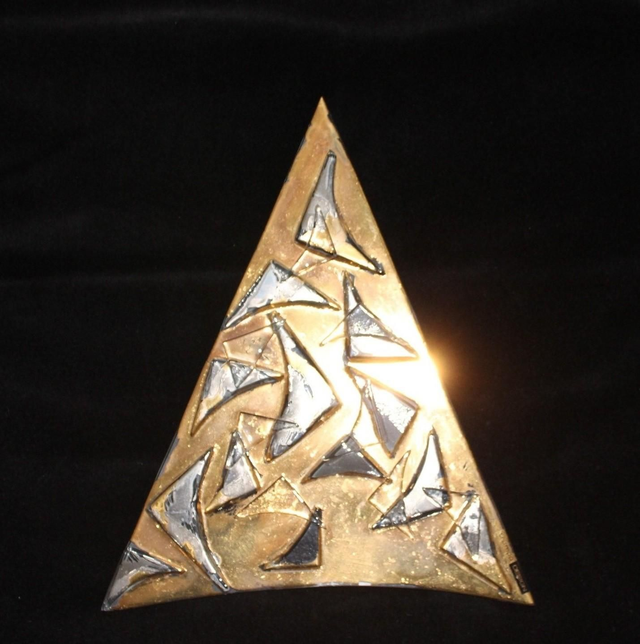 o8 Tanne Glasobjekt vergoldet mit Dreieck-Dessin 18 x 22 cm