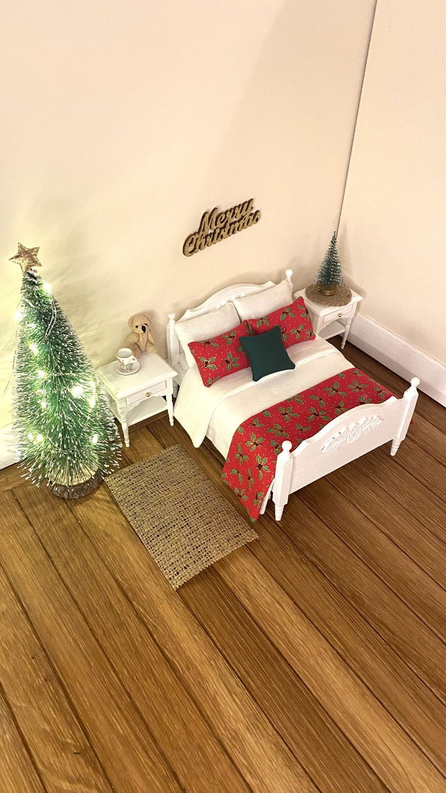 1:12 Christmas Miniature Bed Set - Red Holly