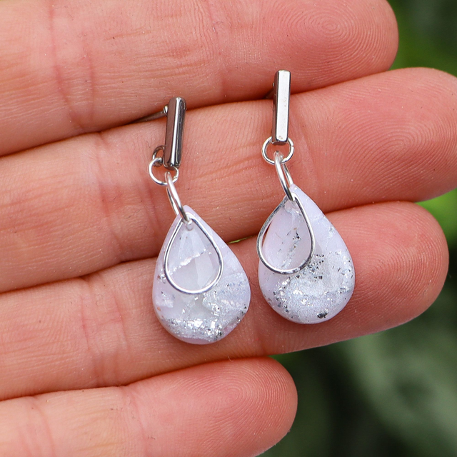 “Drops of Moonlight” - Ohrringe oder Edelstahlkette mit handgemachtem Anhänger im Marmor-Stil aus Polymerton, passende Ohrringe verfügbar