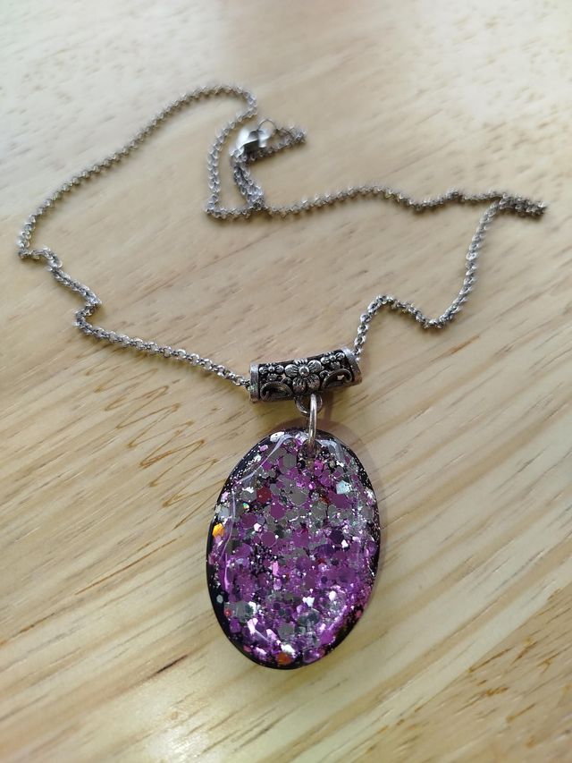 Pendentif resine effet pierre scintillante 