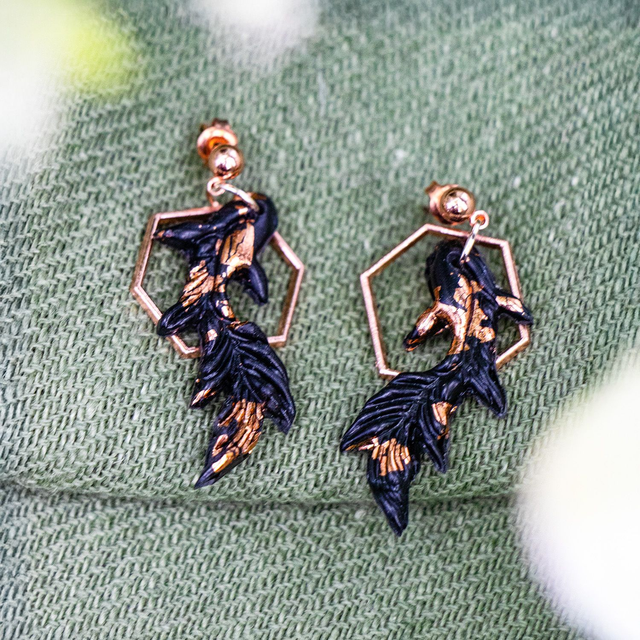 Handgemachte Koi Karpfen Ohrringe, schwarz-rosegold, mit Metall-Sechseck und nickelabgabefreiem Ohrhänger aus ionenbeschichtetem Edelstahl (1)