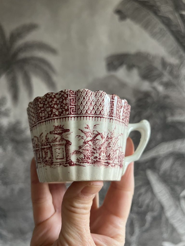 DENTELLE - Grande Tasse à café framboise & sa sous-tasse de la manufacture Royale de Lunéville - Terre de Fer