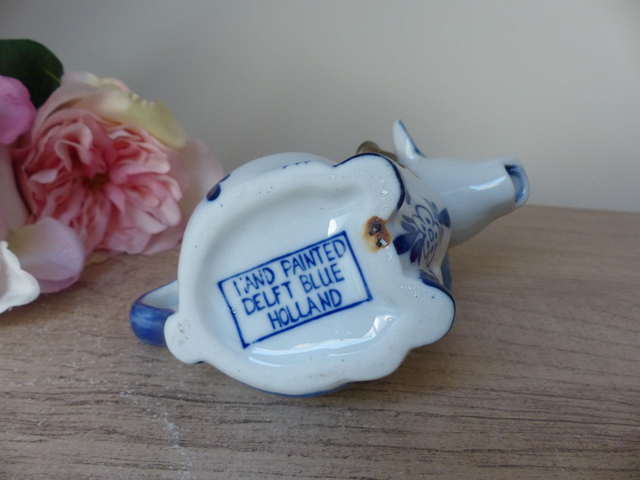 Crémier Vache avec cloche dorée Delf Blue – Pot à lait en céramique peint main – Artisanat hollandais vintage cuisine rétro ou collection