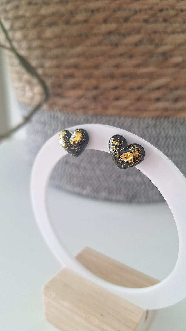 Puces cœurs bombées noires et paillettes dorées 